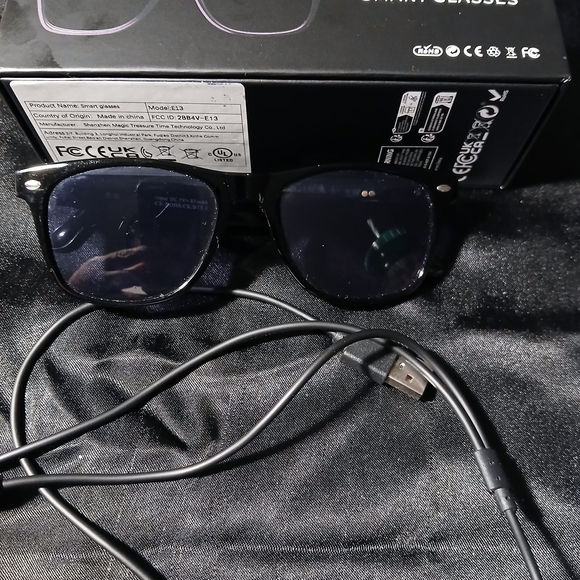Black Smart Glasses with USB Cable - Picture 1 of 2